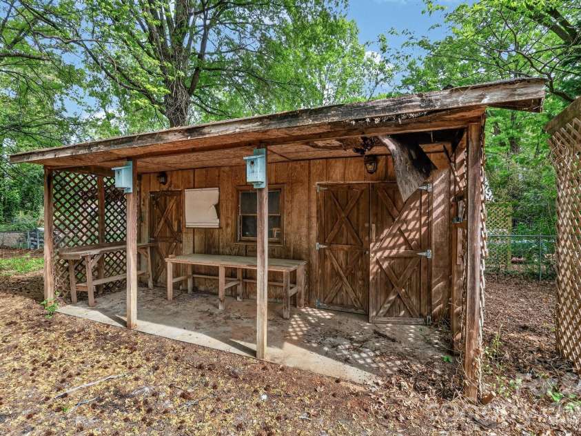 710 Twin Oaks Road, Davidson, NC 28036.  MLS# CAR4369099, YatesRealty ID 42939. 