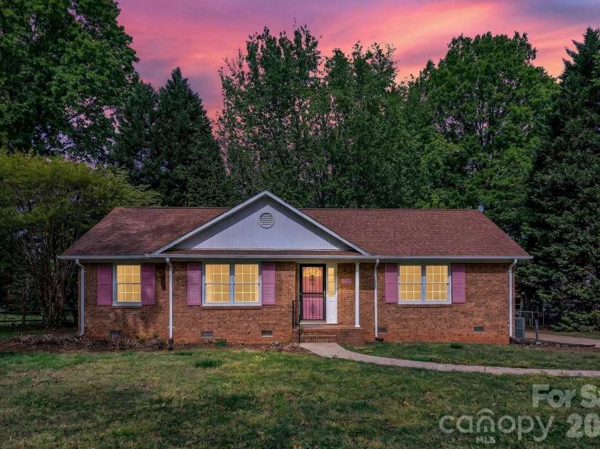 710 Twin Oaks Road, Davidson, NC 28036.  MLS# CAR4369099, YatesRealty ID 42939. 
