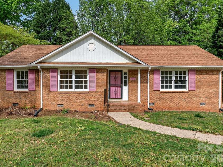 710 Twin Oaks Road, Davidson, NC 28036.  MLS# CAR4369099, YatesRealty ID 42939. 