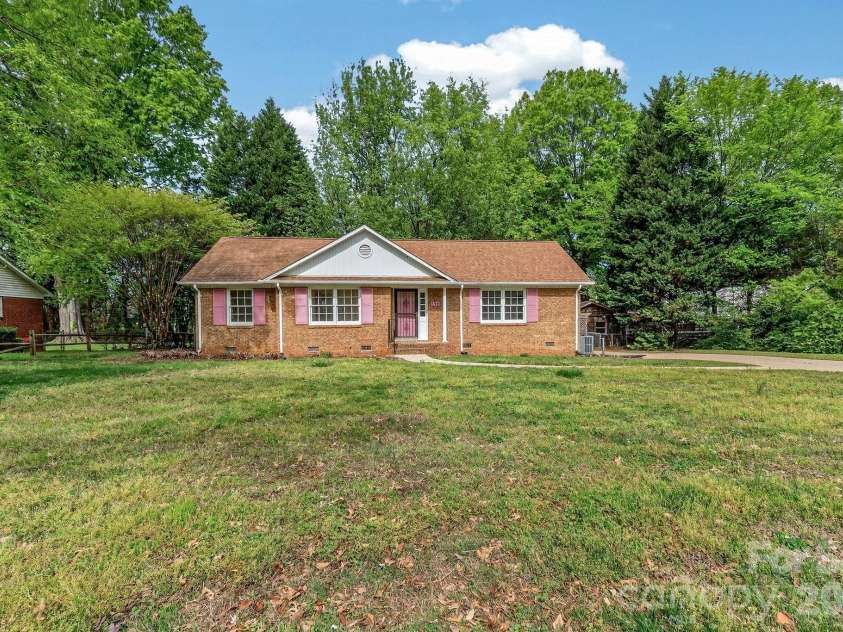 710 Twin Oaks Road, Davidson, NC 28036.  MLS# CAR4369099, YatesRealty ID 42939. 