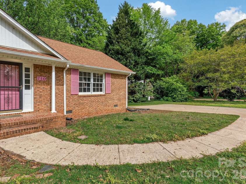 710 Twin Oaks Road, Davidson, NC 28036.  MLS# CAR4369099, YatesRealty ID 42939. 