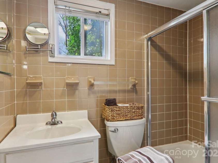 416 Cherokee Avenue, Black Mountain, NC 28711.  MLS# CAR4330813, YatesRealty ID 4294. 2LQ Bathroom