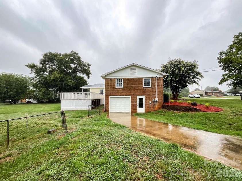 104 Dyer Drive, Shelby, NC 28152.  MLS# CAR4410764, YatesRealty ID 42940. 