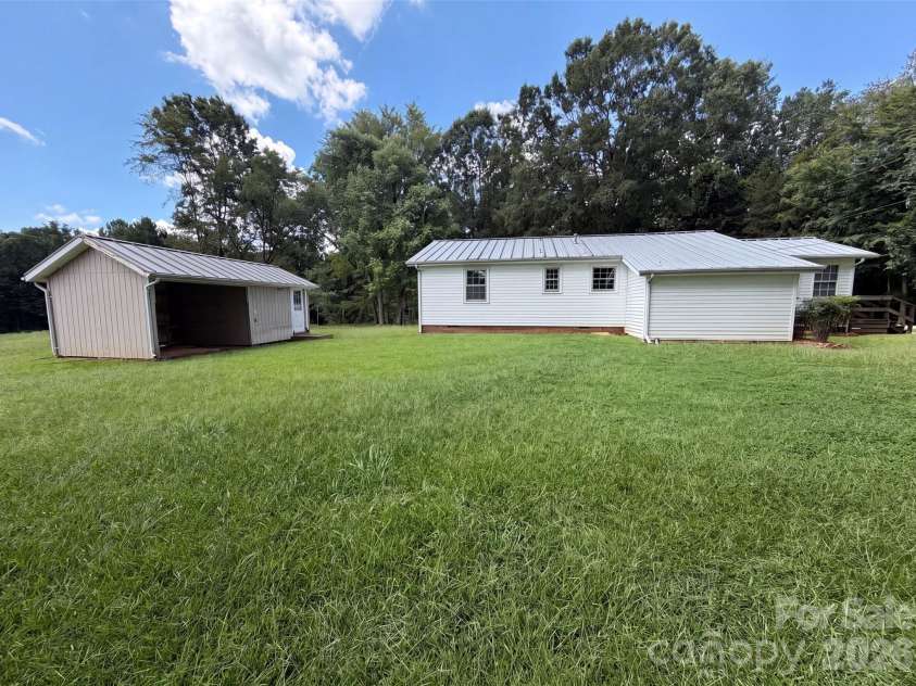5100 Robinwood Drive, Charlotte, NC 28215.  MLS# CAR4413281, YatesRealty ID 42942. 