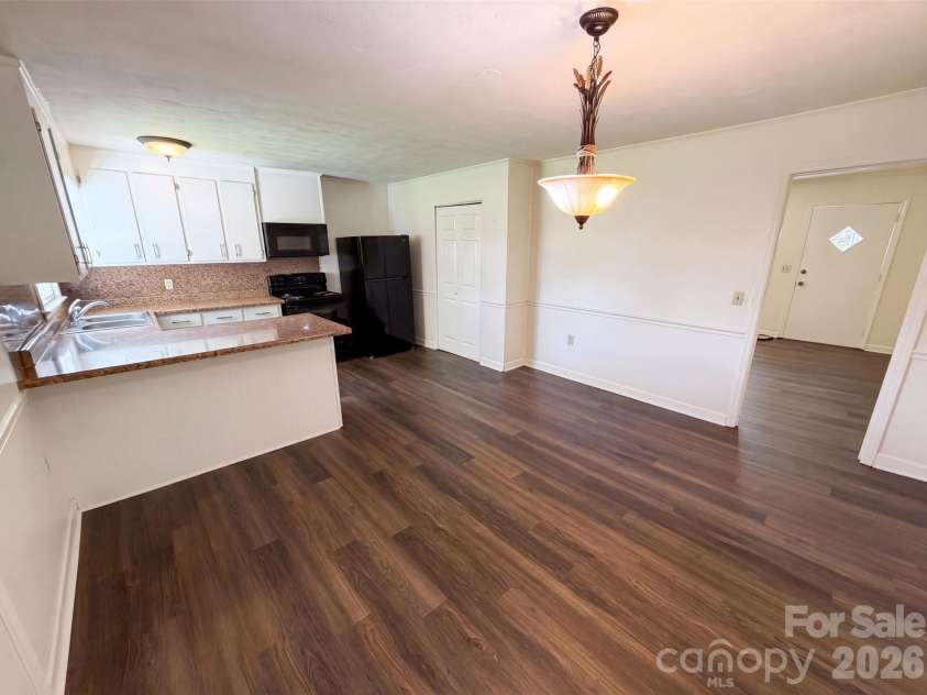 5100 Robinwood Drive, Charlotte, NC 28215.  MLS# CAR4413281, YatesRealty ID 42942. 