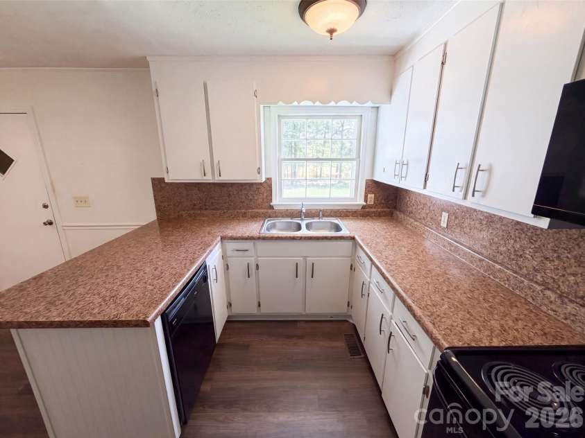 5100 Robinwood Drive, Charlotte, NC 28215.  MLS# CAR4413281, YatesRealty ID 42942. 