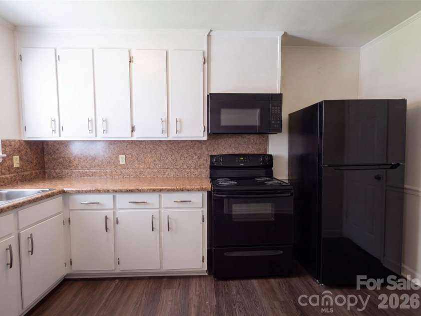 5100 Robinwood Drive, Charlotte, NC 28215.  MLS# CAR4413281, YatesRealty ID 42942. 