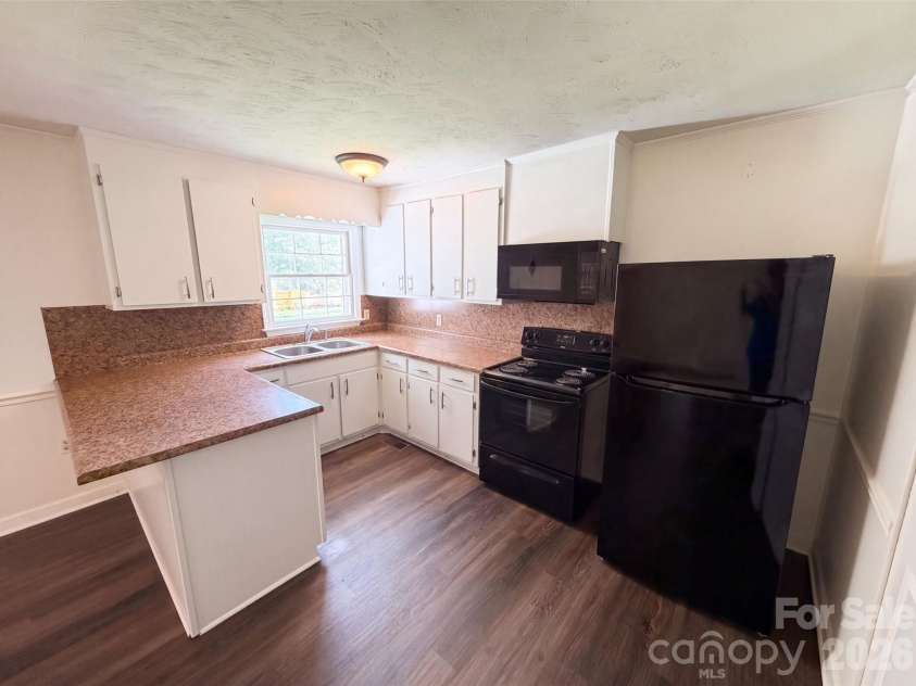 5100 Robinwood Drive, Charlotte, NC 28215.  MLS# CAR4413281, YatesRealty ID 42942. 