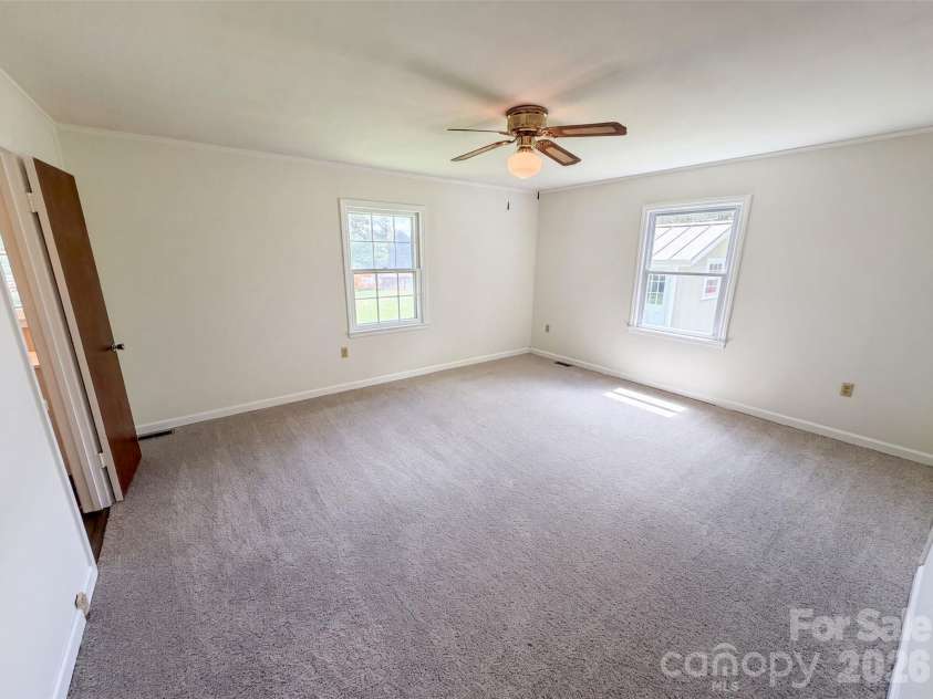 5100 Robinwood Drive, Charlotte, NC 28215.  MLS# CAR4413281, YatesRealty ID 42942. 