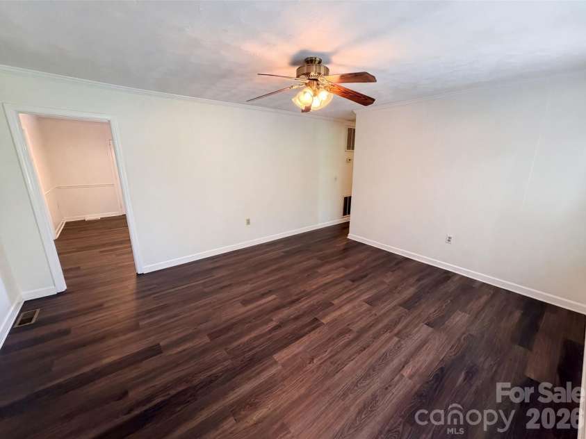5100 Robinwood Drive, Charlotte, NC 28215.  MLS# CAR4413281, YatesRealty ID 42942. 