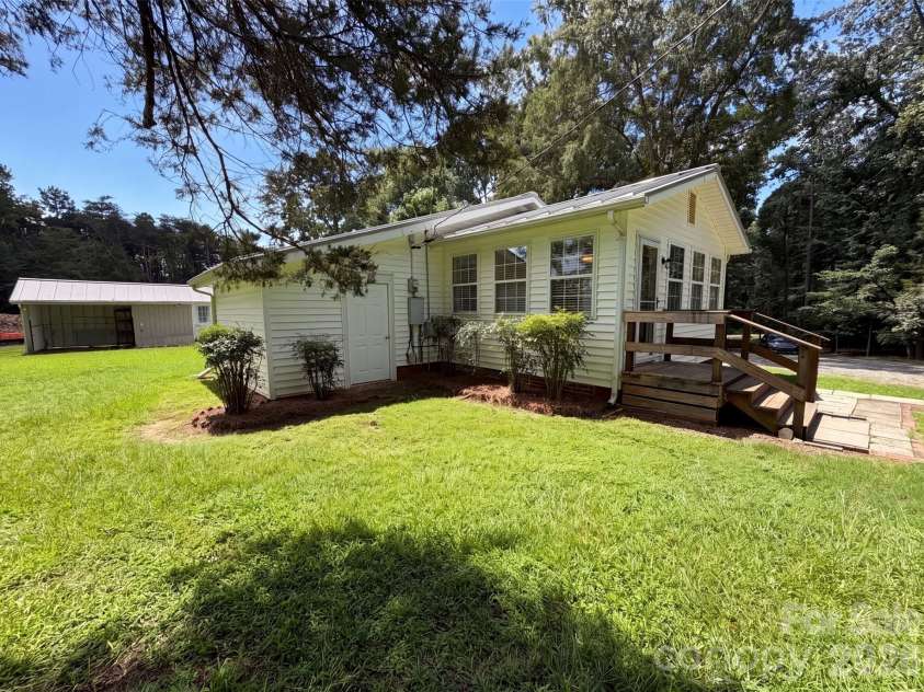5100 Robinwood Drive, Charlotte, NC 28215.  MLS# CAR4413281, YatesRealty ID 42942. 