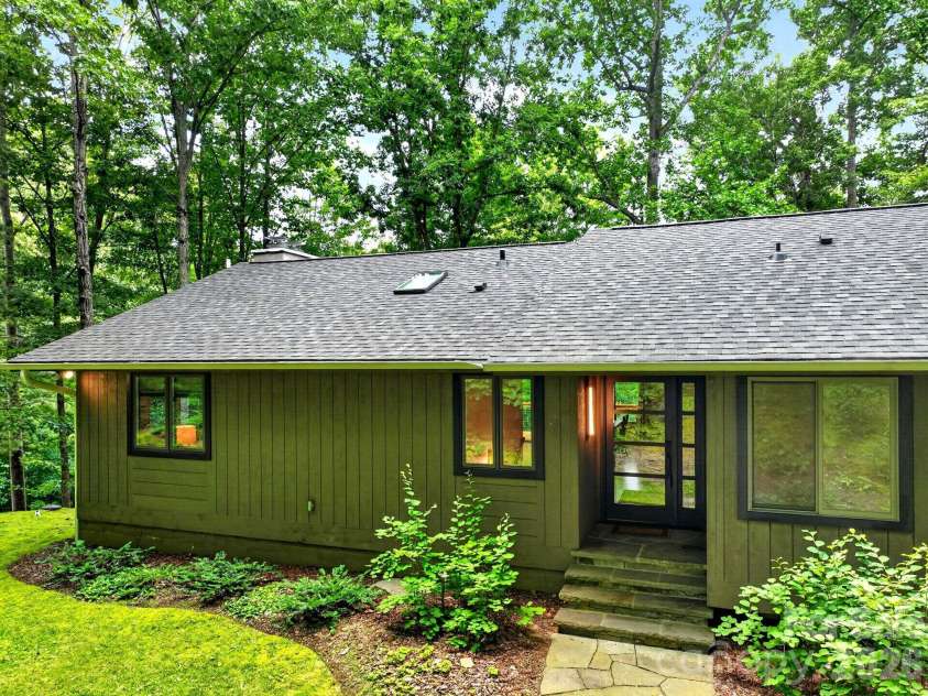 12 Beech Tree Lane, Asheville, NC 28804.  MLS# CAR4406184, YatesRealty ID 42943. 
