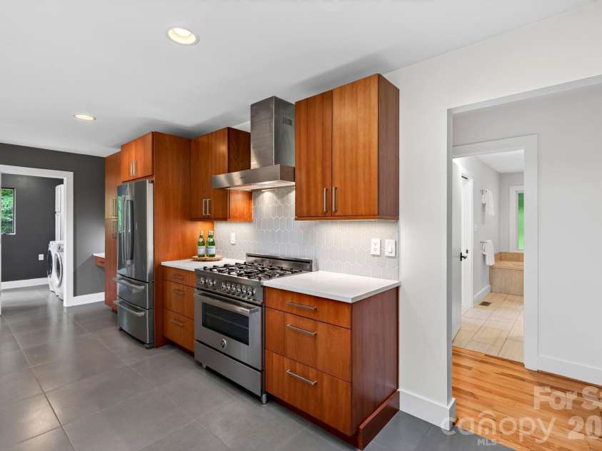 12 Beech Tree Lane, Asheville, NC 28804.  MLS# CAR4406184, YatesRealty ID 42943. Bertezzoni range