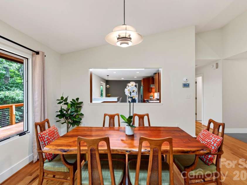 12 Beech Tree Lane, Asheville, NC 28804.  MLS# CAR4406184, YatesRealty ID 42943. Dining