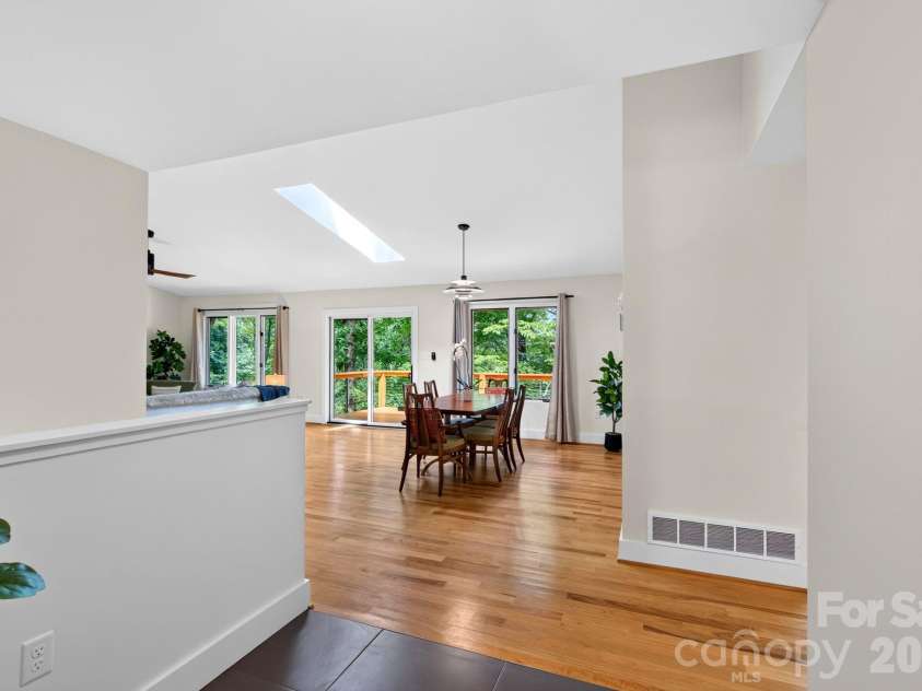 12 Beech Tree Lane, Asheville, NC 28804.  MLS# CAR4406184, YatesRealty ID 42943. Entryway