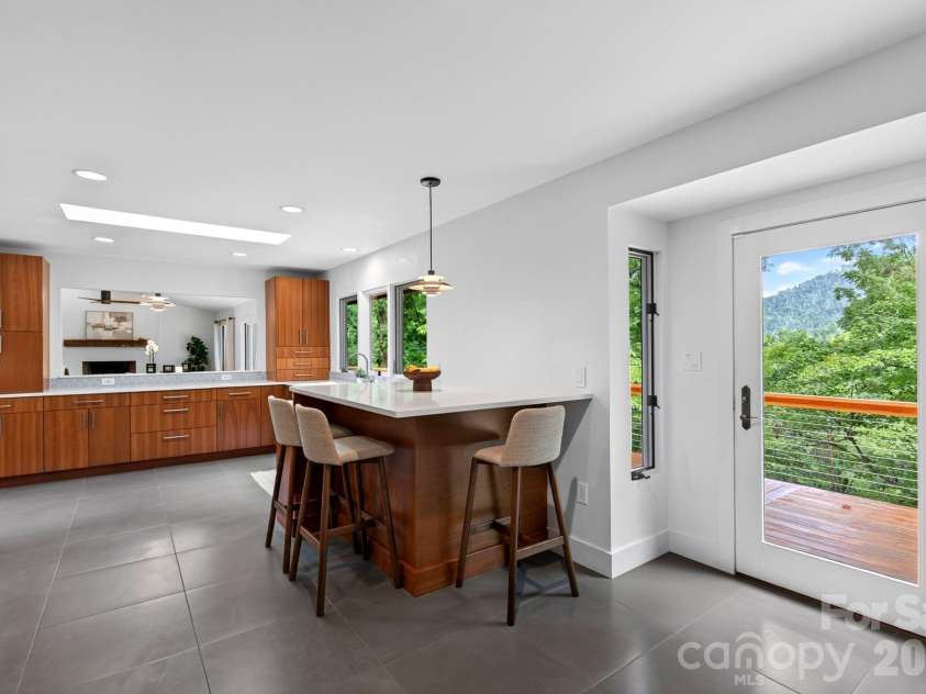 12 Beech Tree Lane, Asheville, NC 28804.  MLS# CAR4406184, YatesRealty ID 42943. Kitchen peninsula