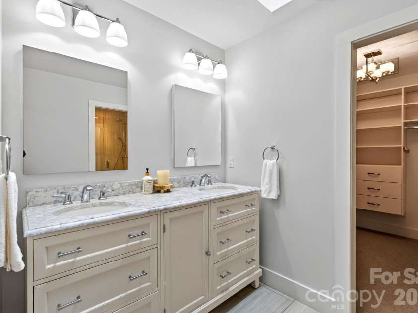 12 Beech Tree Lane, Asheville, NC 28804.  MLS# CAR4406184, YatesRealty ID 42943. Primary bath