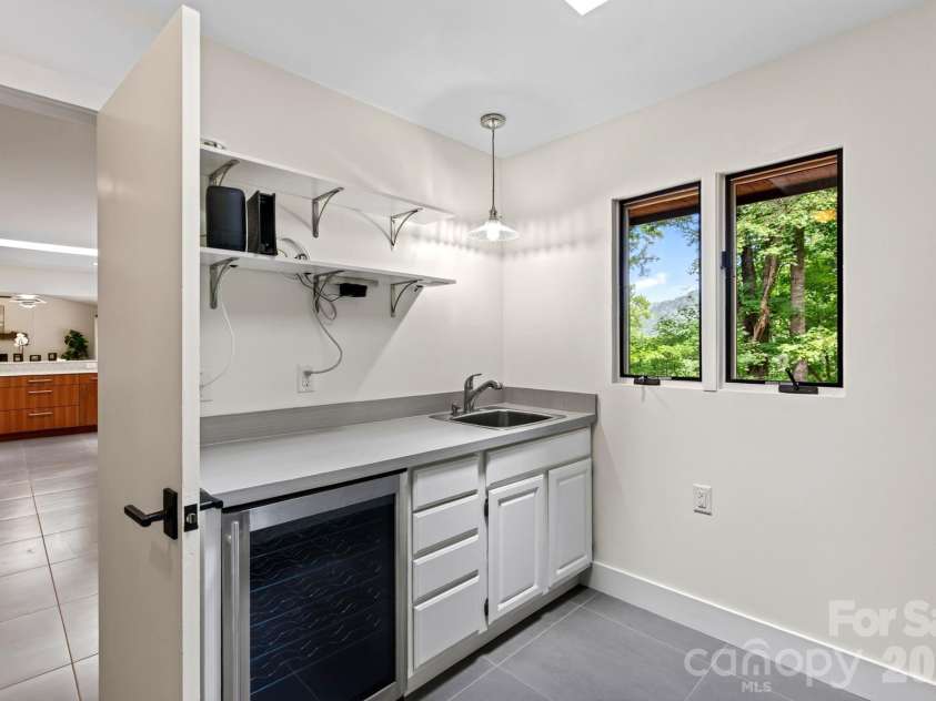 12 Beech Tree Lane, Asheville, NC 28804.  MLS# CAR4406184, YatesRealty ID 42943. Utinityutility room
