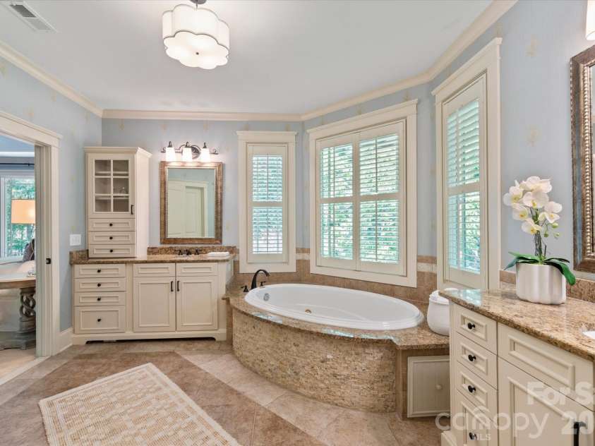 1122 Dobson Drive, Waxhaw, NC 28173.  MLS# CAR4406778, YatesRealty ID 42947. Sunlit and bright.
