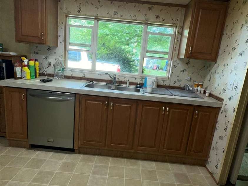 294 Lester Lane, Hendersonville, NC 28739.  MLS# CAR4399689, YatesRealty ID 42956. 