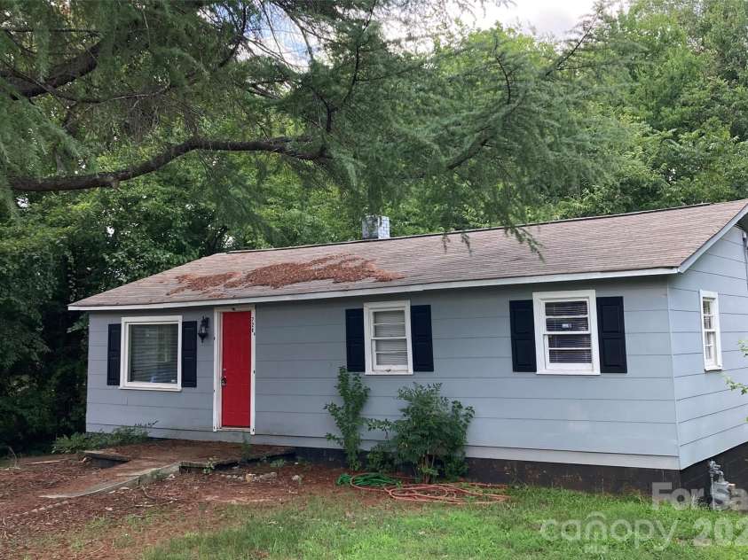 726 Grace Street, Salisbury, NC 28144.  MLS# CAR4408000, YatesRealty ID 42958. 