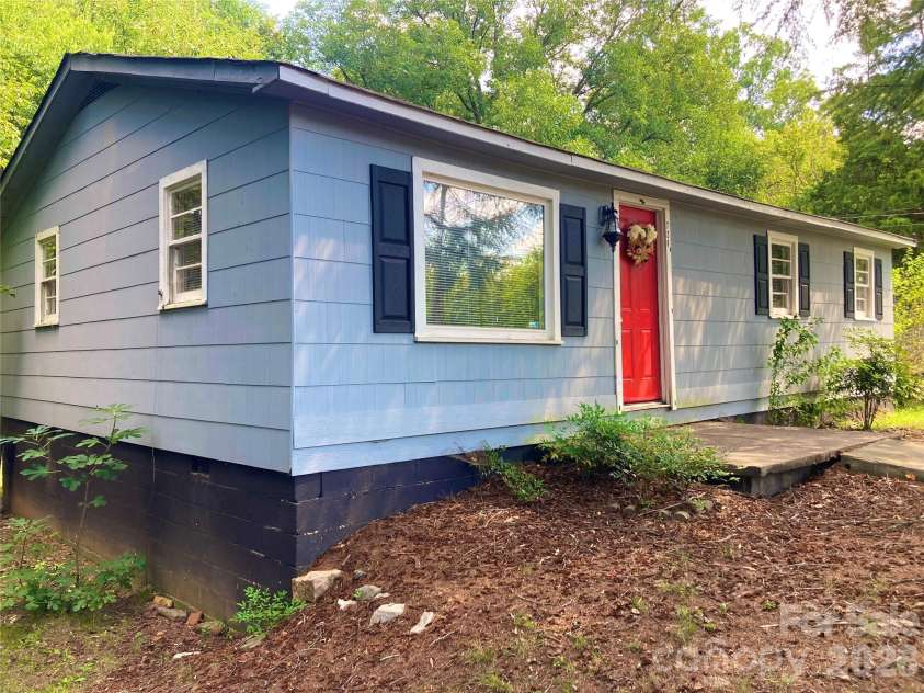 726 Grace Street, Salisbury, NC 28144.  MLS# CAR4408000, YatesRealty ID 42958. 