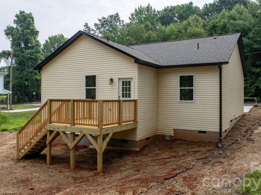 209 Knott Street, Shelby, NC 28150.  MLS# CAR4409362, YatesRealty ID 42960. 