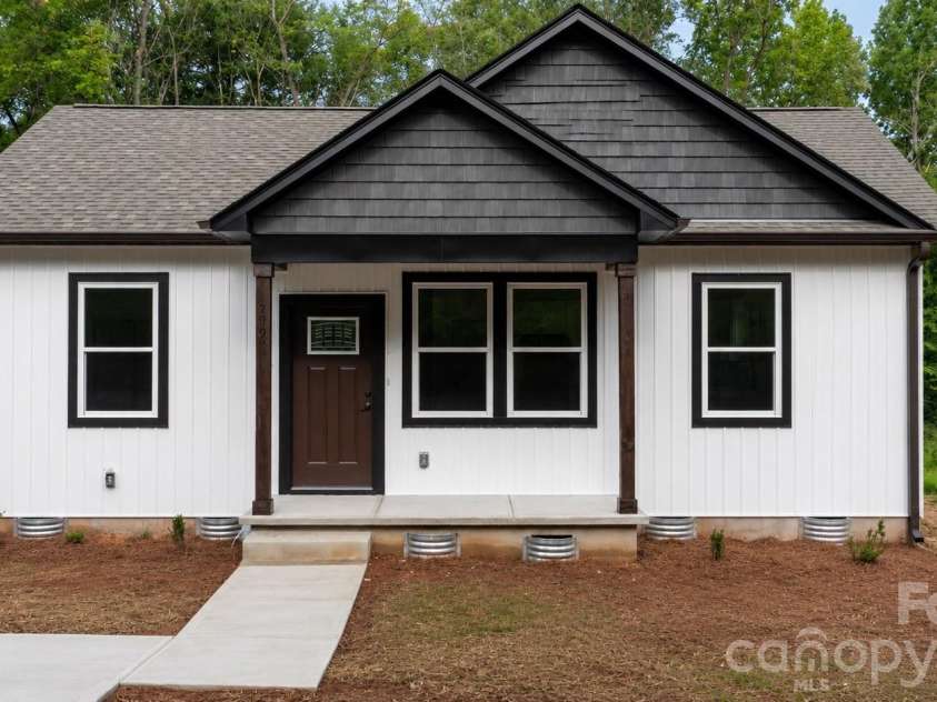 209 Knott Street, Shelby, NC 28150.  MLS# CAR4409362, YatesRealty ID 42960. Front Exterior