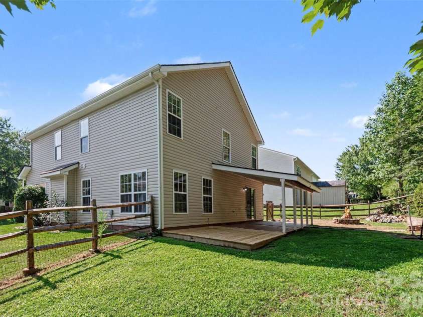 2133 Majestic Poplar Drive, Waxhaw, NC 28173.  MLS# CAR4411286, YatesRealty ID 42962. 
