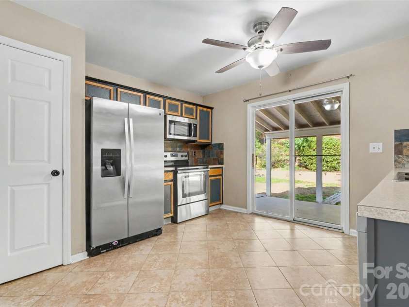 2133 Majestic Poplar Drive, Waxhaw, NC 28173.  MLS# CAR4411286, YatesRealty ID 42962. Kitchen