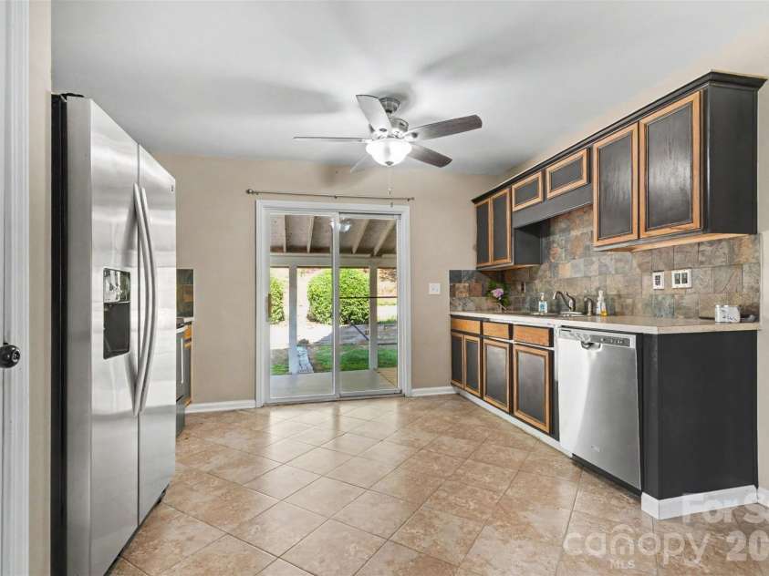 2133 Majestic Poplar Drive, Waxhaw, NC 28173.  MLS# CAR4411286, YatesRealty ID 42962. Kitchen