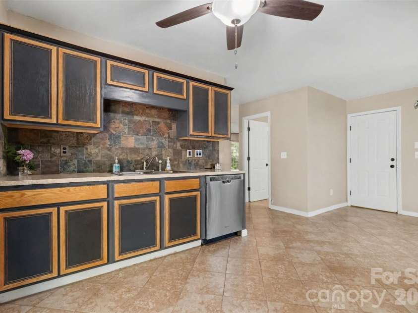 2133 Majestic Poplar Drive, Waxhaw, NC 28173.  MLS# CAR4411286, YatesRealty ID 42962. Kitchen/breakfast area