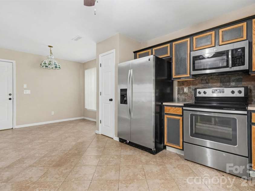 2133 Majestic Poplar Drive, Waxhaw, NC 28173.  MLS# CAR4411286, YatesRealty ID 42962. Kitchen/breakfast area