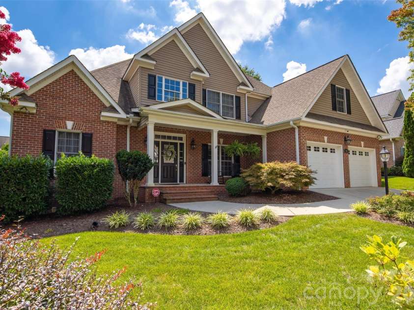 1746 30th Avenue Drive, Hickory, NC 28601.  MLS# CAR4408655, YatesRealty ID 42977. 