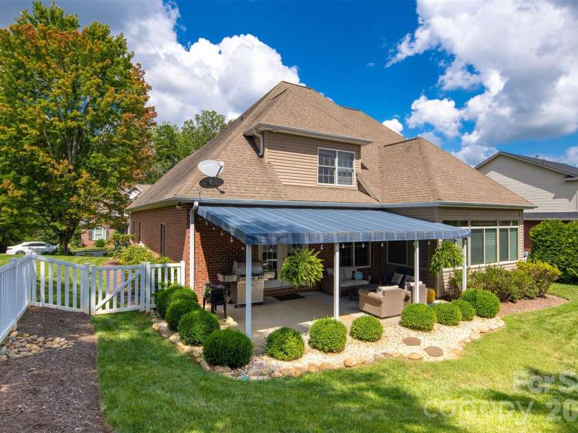 1746 30th Avenue Drive, Hickory, NC 28601.  MLS# CAR4408655, YatesRealty ID 42977. 