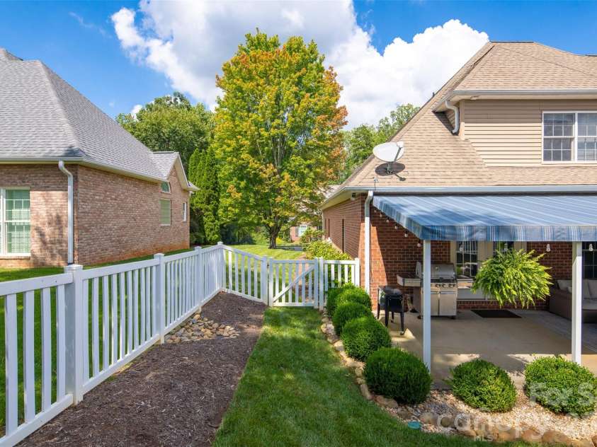 1746 30th Avenue Drive, Hickory, NC 28601.  MLS# CAR4408655, YatesRealty ID 42977. 