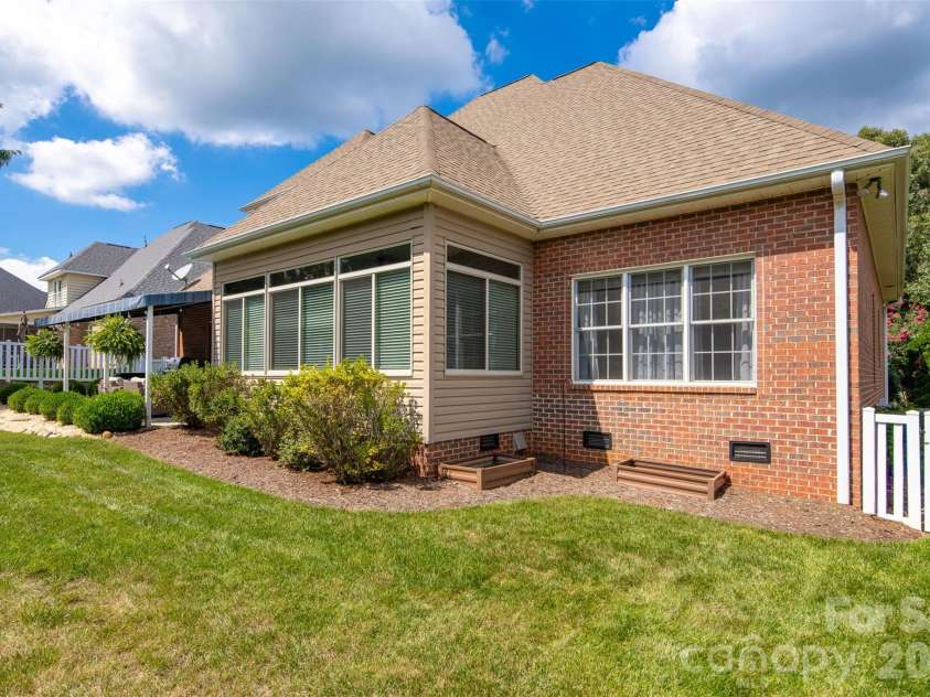 1746 30th Avenue Drive, Hickory, NC 28601.  MLS# CAR4408655, YatesRealty ID 42977. 