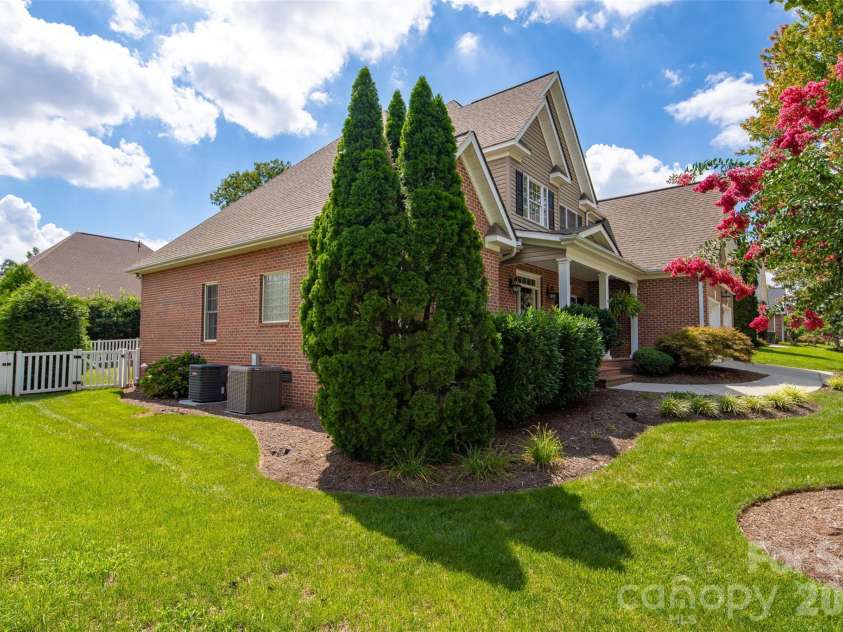 1746 30th Avenue Drive, Hickory, NC 28601.  MLS# CAR4408655, YatesRealty ID 42977. 