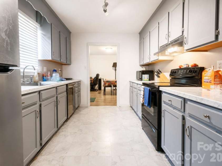 369 Cooper Farm Road, Statesville, NC 28625.  MLS# CAR4411459, YatesRealty ID 42978. Kitchen
