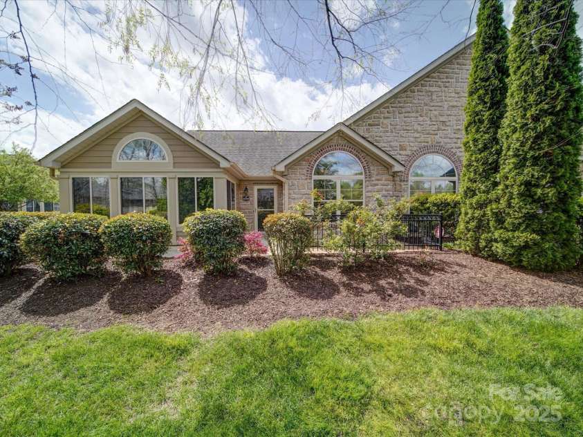 4754 Polo Gate Boulevard, Charlotte, NC 28216.  MLS# CAR4242943, YatesRealty ID 4298. 