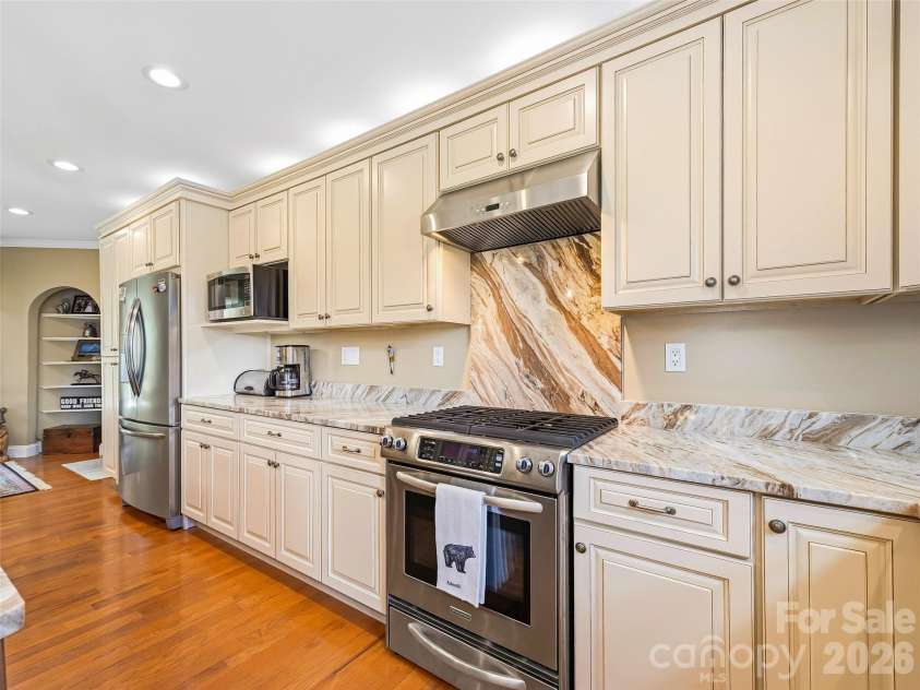 15 Patton Circle, Asheville, NC 28804.  MLS# CAR4402292, YatesRealty ID 42980. Every cooks dream here!