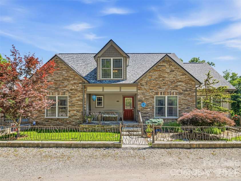 15 Patton Circle, Asheville, NC 28804.  MLS# CAR4402292, YatesRealty ID 42980. So inviting!