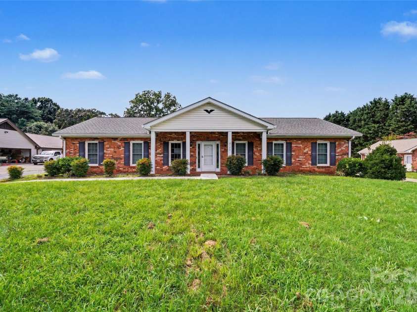 3120 Middlebrook Drive, Clemmons, NC 27012.  MLS# CAR4412749, YatesRealty ID 42985. 