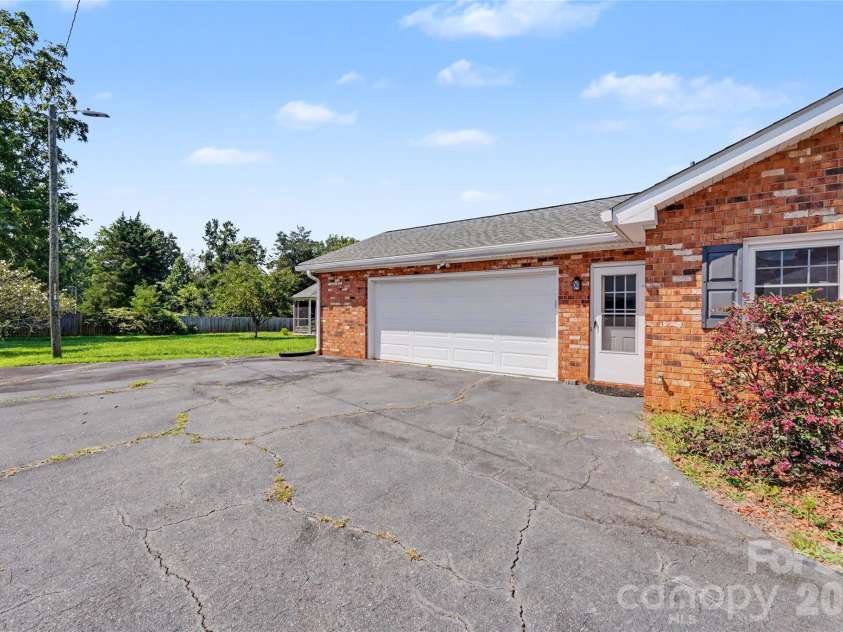 3120 Middlebrook Drive, Clemmons, NC 27012.  MLS# CAR4412749, YatesRealty ID 42985. 