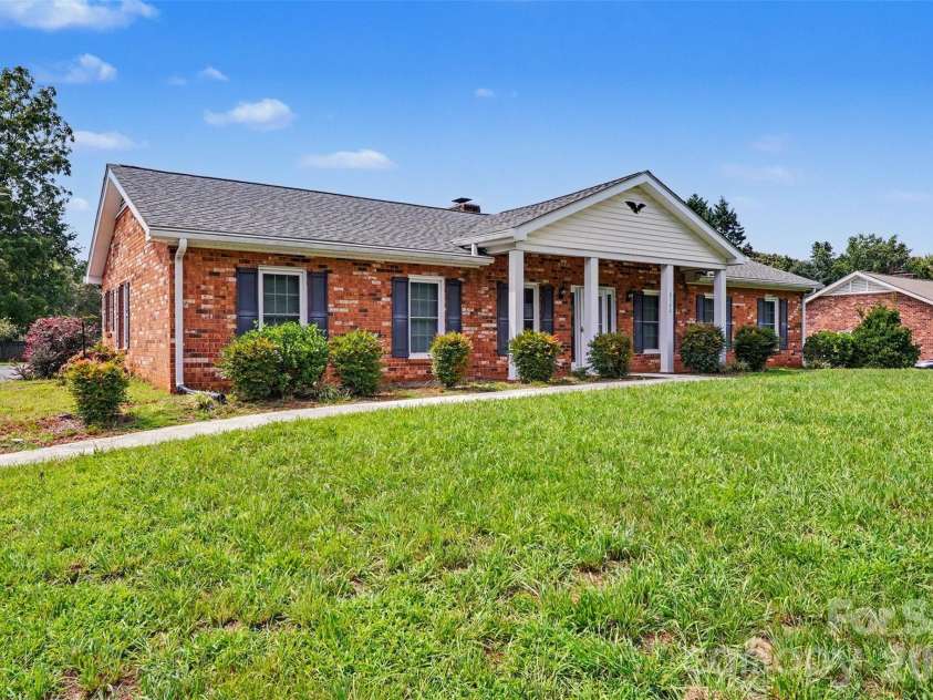 3120 Middlebrook Drive, Clemmons, NC 27012.  MLS# CAR4412749, YatesRealty ID 42985. 