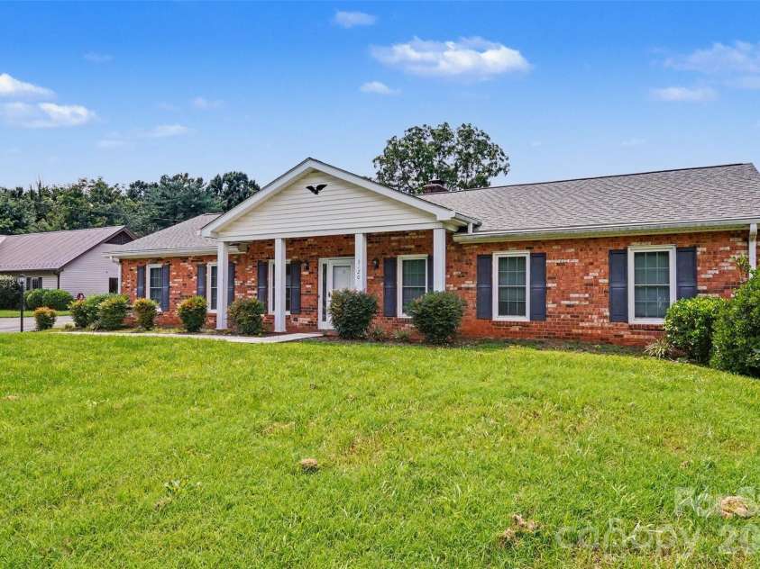 3120 Middlebrook Drive, Clemmons, NC 27012.  MLS# CAR4412749, YatesRealty ID 42985. 