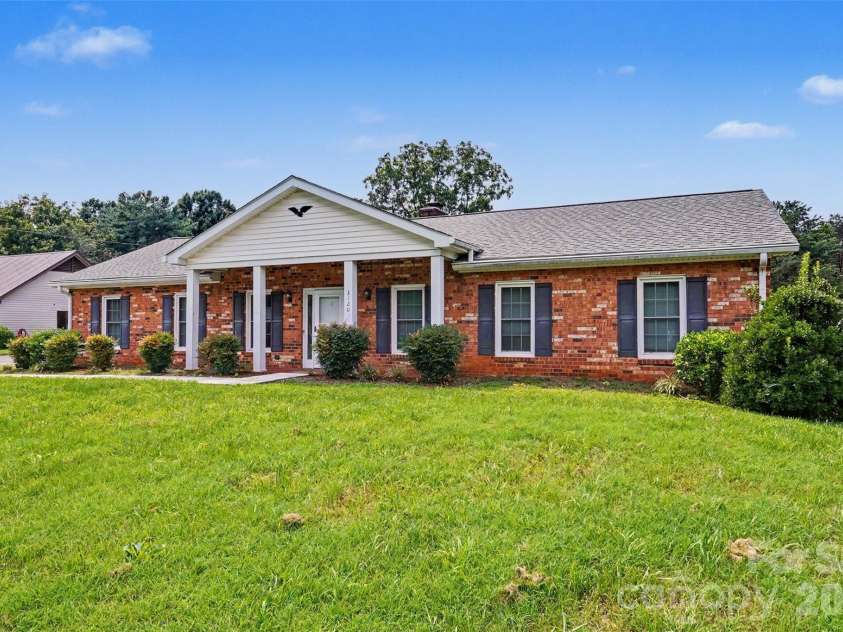3120 Middlebrook Drive, Clemmons, NC 27012.  MLS# CAR4412749, YatesRealty ID 42985. 