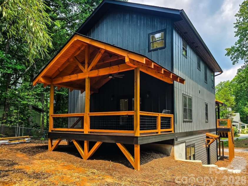 505 Oconeechee Avenue, Black Mountain, NC 28711.  MLS# CAR4399162, YatesRealty ID 42987. Back