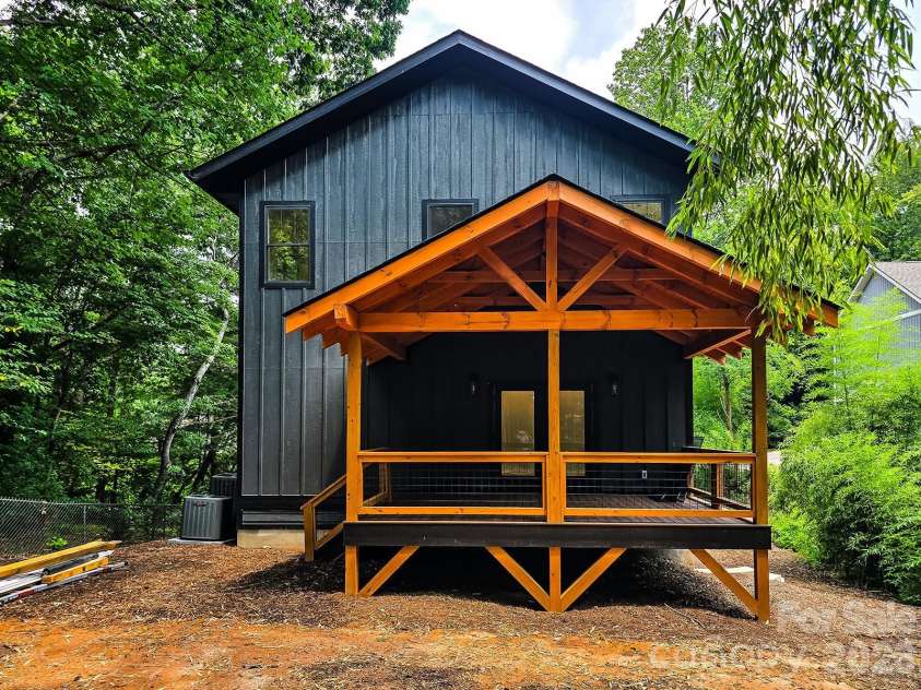 505 Oconeechee Avenue, Black Mountain, NC 28711.  MLS# CAR4399162, YatesRealty ID 42987. Back Porch