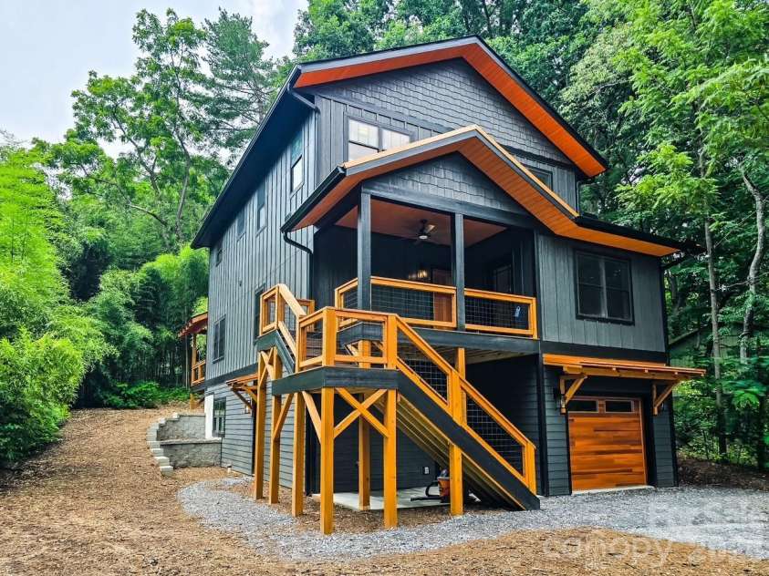 505 Oconeechee Avenue, Black Mountain, NC 28711.  MLS# CAR4399162, YatesRealty ID 42987. Front